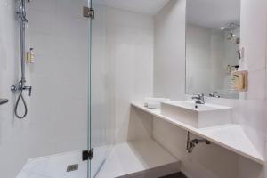 Koupelna v ubytování B&B HOTEL Alicante