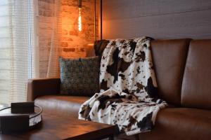 a blanket on a couch in a living room at Ces jours en baie Le vue mer in Cayeux-sur-Mer