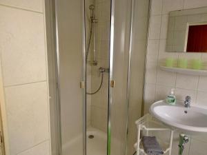 ein Bad mit einer Dusche und einem Waschbecken in der Unterkunft Ferienwohnung Herpich in Ehrenberg