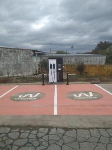un estacionamiento con un teléfono público en una cancha de baloncesto en Hostal Asturias, en Jarilla