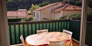 d'une table et de chaises sur un balcon avec vue. dans l'établissement Résidence Cap Azur Appartement 215, à Villeneuve-Loubet
