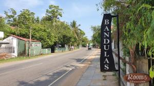 El barrio en el que está la casa de huéspedes o un barrio cercano