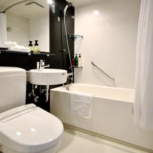 y baño con aseo, lavabo y bañera. en HOTEL SOSHA, en Ishioka