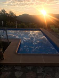 - une piscine avec vue sur le ciel dans l'établissement Casa rural Alojamiento Garganton, à Cabrita 28 autres photos