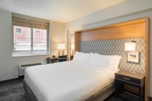 Postel nebo postele na pokoji v ubytování Holiday Inn Wall Street by IHG + 23 fotografií