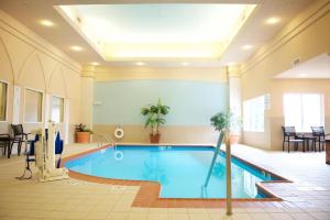 a swimming pool in a hotel room with a pool at Holiday Inn Effingham by IHG in Effingham