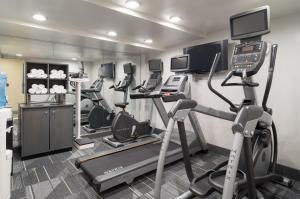 Fitness centrum a/nebo fitness zařízení v ubytování Holiday Inn Wall Street by IHG