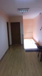une chambre vide avec un lit et du parquet dans l'établissement Готель АС Ясіня, à Yasinya