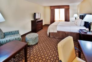 מיטה או מיטות בחדר ב-Holiday Inn Quincy, an IHG Hotel