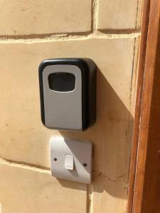 ein schwarz-weißer Seifenspender an einer Wand in der Unterkunft Spacious Private Room 5 Minutes from Malta Airport Private Bathroom Kitchen Access Quiet Area Friendly Labrador Candy in Safi + 9 Fotos