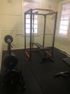 una habitación con un gimnasio con dos máquinas de correr en The Pink House en Walgett