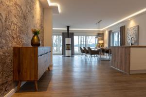 利兴Seeparkvilla的带厨房和餐厅的客厅