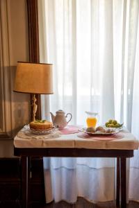 uma mesa com um candeeiro e um prato de fruta em Casa do Campo - Turismo de Habitação em Celorico de Basto