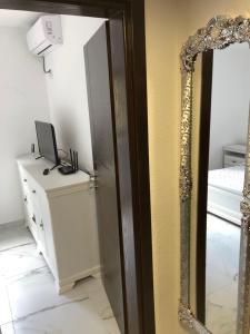 - un miroir dans une chambre avec un bureau et un ordinateur dans l'établissement Apartment Apollo 2, à Kotor
