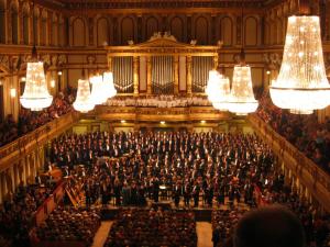 Un auditorium avec un grand groupe de gens dans un concert dans l'établissement Operngasse-Karlsplatz, à Vienne