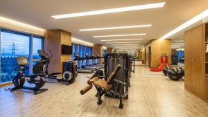 um ginásio com passadeiras e equipamento de exercício num edifício em Holiday Inn Nanjing Qinhuai South, an IHG Hotel em Jiangning