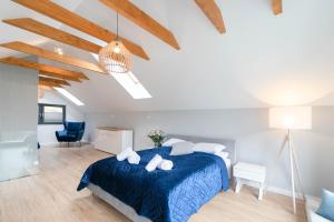 Posteľ alebo postele v izbe v ubytovaní Apartamenty Marron z sauną, bawialnią i widokiem na Skrzyczne - Dream Apart