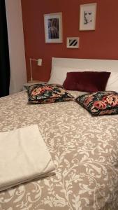a bed with two pillows on it in a bedroom at Alojamiento Weier in Valladolid