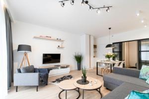 Televízia a/alebo spoločenská miestnosť v ubytovaní Apartamenty Marron z sauną, bawialnią i widokiem na Skrzyczne - Dream Apart