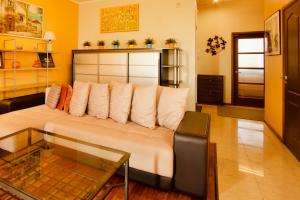 a living room with a couch and a glass table at KvartiraSvobodna - Apartment at Druzhinnikovskaya in Moscow