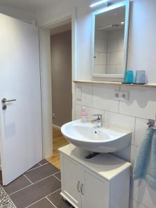 uma casa de banho com um lavatório e um espelho em Sophienrast em Husum