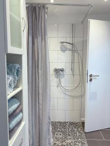 y baño con ducha y cortina de ducha. en Sophienrast, en Husum