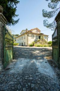 uma entrada vazia em frente a uma casa com portões em Casa de São Caetano de Viseu em Viseu