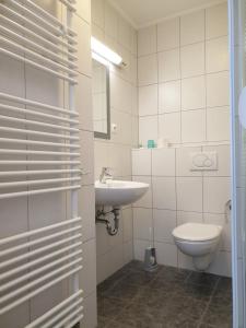 レスラートにあるZimmer for youの洗面台とトイレを備えた白いバスルーム +34枚の写真