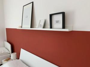a shelf above a bed with two pictures on it at Talìa in Agira