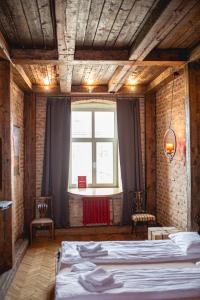 sypialnia z 2 łóżkami i dużym oknem w obiekcie Vysoka Khata w Lwowie