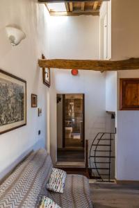 een woonkamer met een bed en een trap bij Appartamento Porta Pispini in Siena