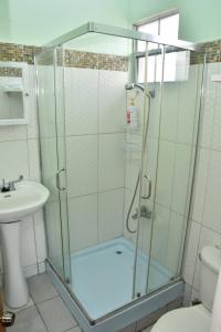W łazience znajduje się prysznic, toaleta i umywalka. w obiekcie Aanola Villas 6b Tranquil Privy Boudoir w mieście Charlotte