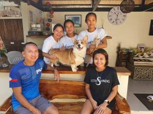 Perhe, joka yöpyy majoituspaikassa Everrich Boutique Resort Boracay