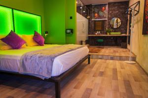 ジョージタウンにあるAttic Hotelの緑の壁のベッドのある寝室 +21枚の写真