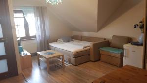 プルシュチ・グダンスキにあるVilla Soleのベッドとテーブル付きの小さな部屋