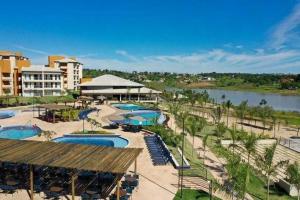 un complexe avec plusieurs piscines et une rivière dans l'établissement Ilhas do Lago Eco Resort, à Caldas Novas