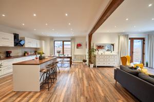 a kitchen and living room with a couch and a table at La Antigua in Vişeu de Sus