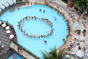 HotSprings ApartHotel في كالدس نوفاس: مجموعة أشخاص في مسبح كبير