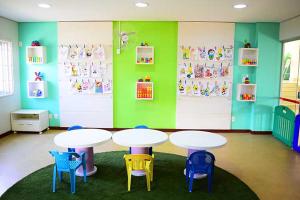 HotSprings ApartHotel في كالدس نوفاس: فصل دراسي به طاولتان وكرسيان وجدران خضراء