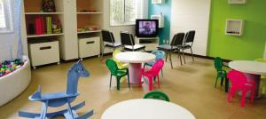 HotSprings ApartHotel في كالدس نوفاس: غرفة مع طاولات وكراسي وتلفزيون +4 صور