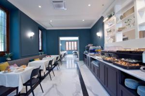 restauracja z białymi stołami i krzesłami oraz bufetem w obiekcie Hotel Golf we Florencji