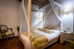 Postel nebo postele na pokoji v ubytování Apartamentos Puente de la Judería