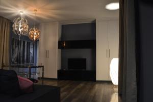 ein Wohnzimmer mit einem Sofa und einem TV in der Unterkunft Luxury Bellevue Centro Città in Pescara