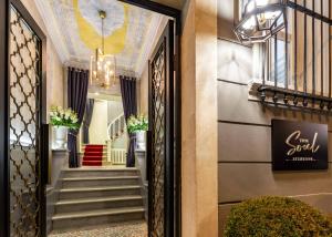 The Soul Istanbul Hotel في إسطنبول: مدخل لمبنى فيه درج وثريا