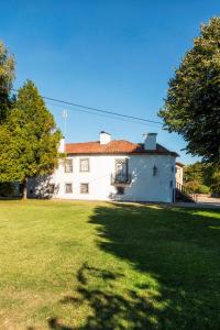 un gran edificio blanco con un gran patio de césped en Casa das Paredes en Fafe