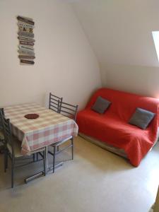 Zimmer mit einem Bett, einem Tisch, einem Tisch und einem Bett in der Unterkunft Les Milles Gouttes Résidence La Feuillée in Le Mont-Dore