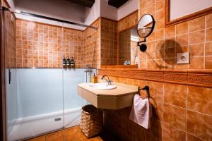 Koupelna v ubytování Apartamentos Puente de la Judería + 37 fotografií