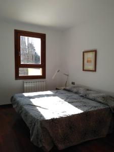 En eller flere senge i et værelse på Magnífic apartament de muntanya amb encant a la Vall Fosca. Tranquil.litat i natura. Bones excursións.