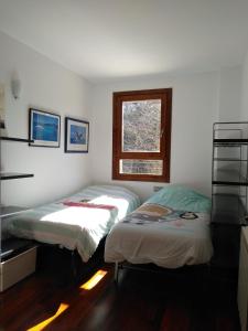 Katil atau katil-katil dalam bilik di Magnífic apartament de muntanya amb encant a la Vall Fosca. Tranquil.litat i natura. Bones excursións.
