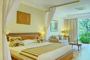 una camera con letto e un soggiorno di Sovereign Hotel a Kisumu